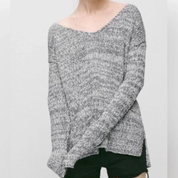 ARITZIA Talula Azurelee Heathered Grey V-Neck Long Sleeve Knit Sweater Size S - Picture 2 of 12